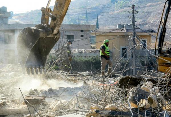 Une pelleteuse dégage les décombres lors que des secouristes recherchent des survivants après une frappe aérienne israélienne nocture sur le village de Kfar Remmane, dans le sud du Liban, le 7 septembre 2026