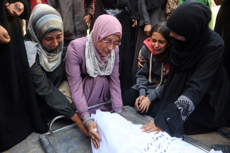 Des femmes se recueillent sur le corps d'une proche, tuée lors d'une frappe israélienne, à l’hôpital Al-Chifa de Gaza-Ville, le 20 novembre 2025