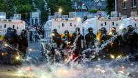 Des feux d'artifice lancés sur la police anti-émeute lors d'une troisième nuit de manifestations visant les immigrés à Ballymena, en Irlande du Nord, le 11 juin 2025