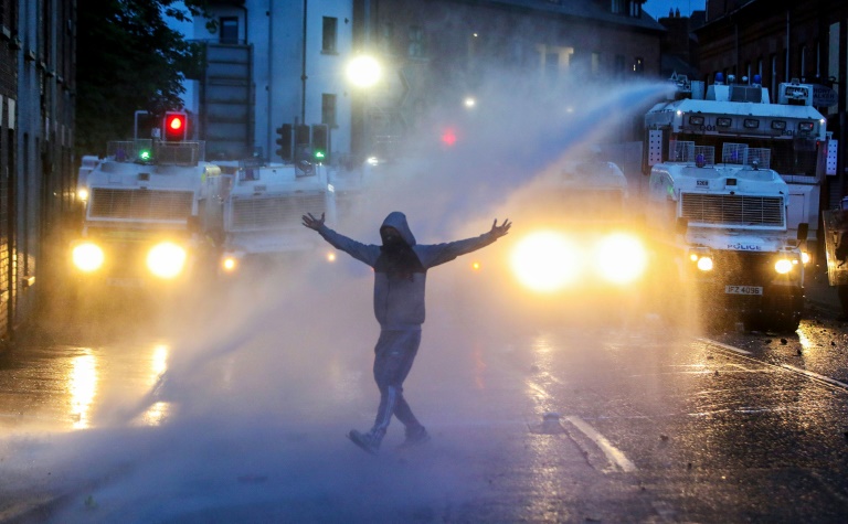 La police utilise un canon à eau pour disperser les manifestants lors d'une troisième nuit d'émeutes visant les immigrés à Ballymena, en Irlande du Nord, le 11 juin 2025