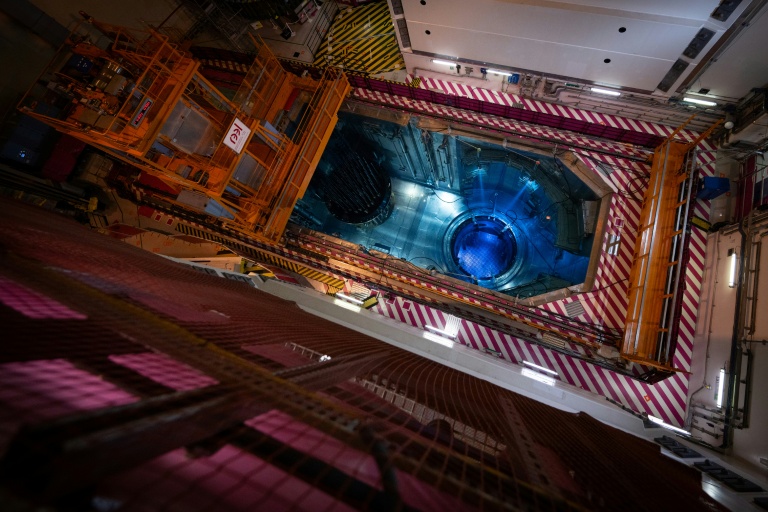 La piscine nucléaire et son réacteur dans le bâtiment du réacteur nucléaire EPR de Flamanville, dans la Manche, le 25 avril 2024