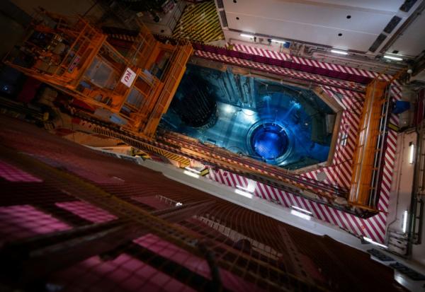 La piscine nucléaire et son réacteur dans le bâtiment du réacteur nucléaire EPR de Flamanville, dans la Manche, le 25 avril 2024