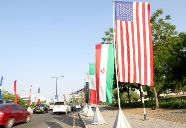 Des drapeaux américains et iraniens le long d'une route à Mascate, le 25 avril 2025 au sultanat d'Oman