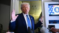 Le président américain Donald Trump s’adresse aux journalistes qui l’accompagnent à bord d’Air Force One, après avoir quitté Abou Dhabi à l’issue d'une tournée dans le Golfe, le 16 mai 2025