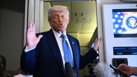 Le président américain Donald Trump s’adresse aux journalistes qui l’accompagnent à bord d’Air Force One, après avoir quitté Abou Dhabi à l’issue d'une tournée dans le Golfe, le 16 mai 2025