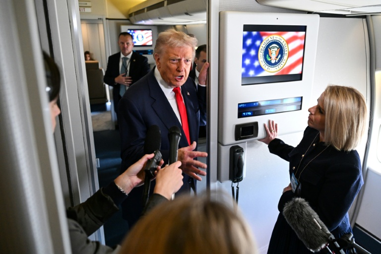 Le président américain Donald Trump répond à des journalistes à bord de l'avion présidentiel Air Force One avant son départ de la base aérienne d'Andrews, près de Washington, le 31 octobre 2025