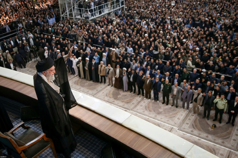 Une photo fournie par le bureau du guide suprême iranien, l'ayatollah Ali Khamenei, le montre saluant les fidèles et responsables à l'occasion du 36e anniversaire de la mort de l'ayatollah Ruhollah Khomeiny, à Téhéran le 4 juin 2025