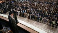 Une photo fournie par le bureau du guide suprême iranien, l'ayatollah Ali Khamenei, le montre saluant les fidèles et responsables à l'occasion du 36e anniversaire de la mort de l'ayatollah Ruhollah Khomeiny, à Téhéran le 4 juin 2025