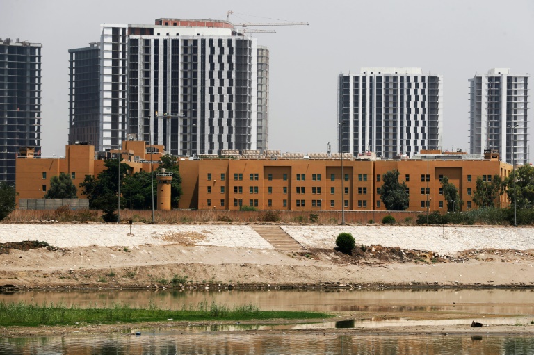 Une photo prise le 12 juin 2025 de l'autre côté du fleuve Tigre à Bagdad montre le complexe de l'ambassade des Etats-Unis