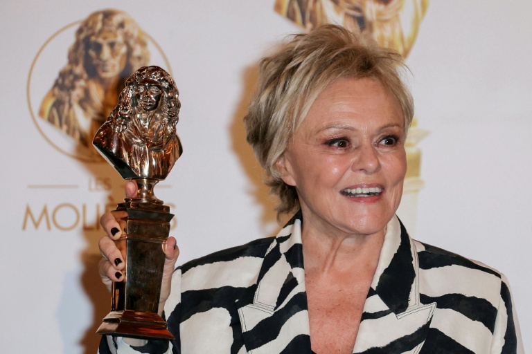 L'actrice et humoriste Muriel Robin pose avec son Molière d'honneur, aux Folies Bergères le 4 mai 2026, à Paris