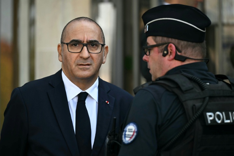Le préfet de police Laurent Nuñez arrive au commissariat de L'Haÿ-les-Roses, le 11 octobre 2025 dans le Val-de-Marne
