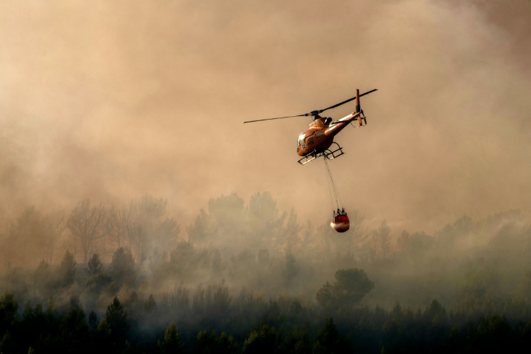Un hélicoptère des pompiers lutte contre les flammes à Pouzols-Minervois, dans l'Aude, le 2 juillet 2026