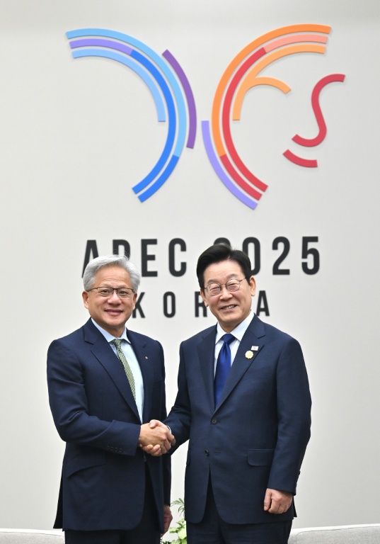 Le président de la Corée du Sud Lee Jae Myung (d) salue le patron de Nvidia Jensen Huang (g) lors de la conférence de l'APEC à Gyeongju le 31 octobre 2025