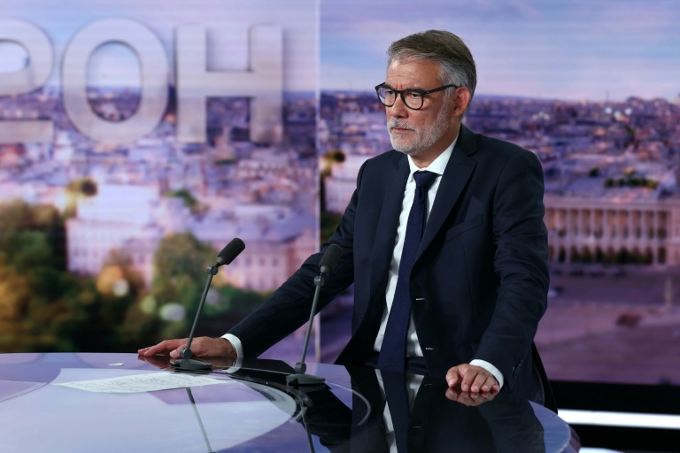 Olivier Faure, premier secrétaire du Parti socialiste (PS), patiente avant une interview lors du journal télévisé de TF1, où il doit annoncer sa candidature à la primaire de la gauche, à Boulogne-Billancourt, près de Paris, le 30 août 2024