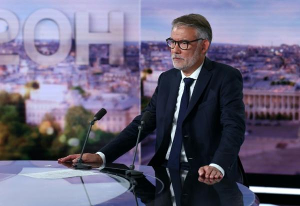 Olivier Faure, premier secrétaire du Parti socialiste (PS), patiente avant une interview lors du journal télévisé de TF1, où il doit annoncer sa candidature à la primaire de la gauche, à Boulogne-Billancourt, près de Paris, le 30 août 2024