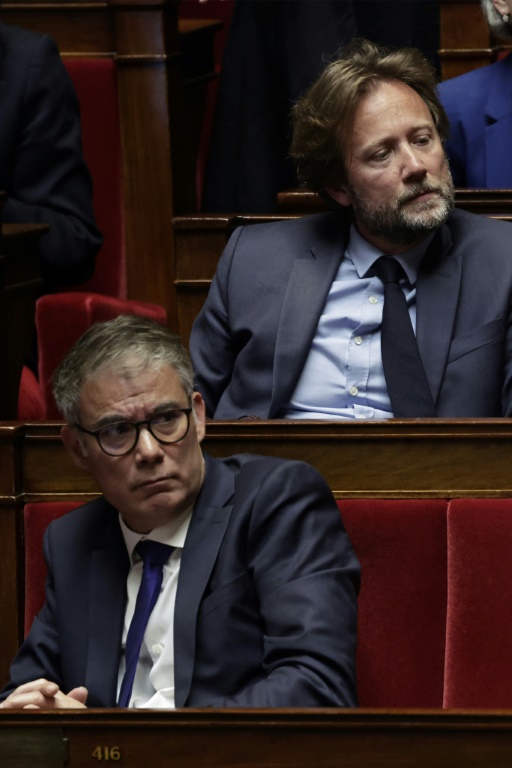 Boris Vallaud, président du groupe socialistes et apparentés à l'Assemblée nationale (en haut) et Olivier Faure, député et premier secrétaire du PS (en bas), siégeant en séance le 27 mai 2025