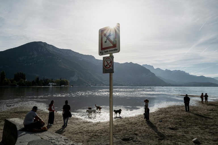 Des promeneurs avec leurs chiens sur les rives du lac d'Annecy, le 24 septembre 2026