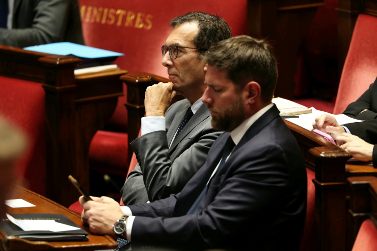Le ministre du Travail, Jean-Pierre Farandou (g), et le ministre du Logement, Vincent Jeanbrun, à l'Assemblée nationale, le 14 octobre 2025 à Paris
