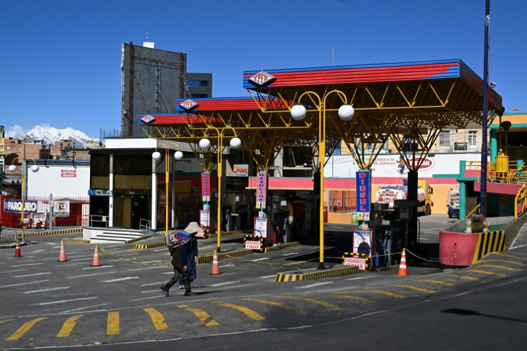Une station-service fermée en raison des pénuries causées par les blocages routiers et les manifestations contre le président Rodrigo Paz, le 19 mai 2026 à La Paz, en Bolivie