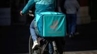 Un livreur Deliveroo à vélo dans une rue de Toulouse, le 18 mars 2025