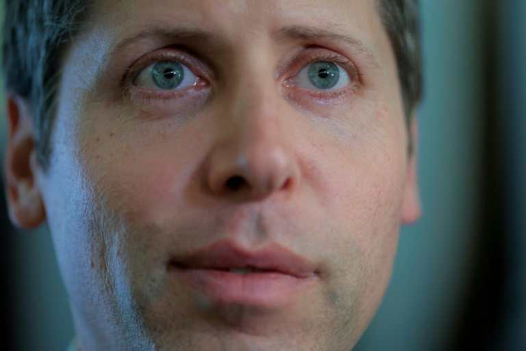Le patron d'OpenAI, Sam Altman, ici en discussion avec la presse à Washington le 3 janvier 2026, considère que cette prise de participation représente le meilleur moyen de partager les bénéfices de l'intelligence artificielle.

pen AI CEO Sam Altman Meets With Lawmakers And Administration Officials In D.C.