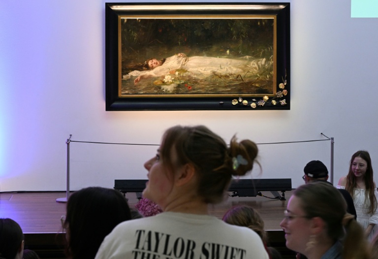 Des fans de Taylor Swift au musée de Wiesbaden (ouest de l'Allemagne) devant le tableau de Heyser représentant Ophélie, le 2 novembre 2025