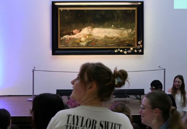 Des fans de Taylor Swift au musée de Wiesbaden (ouest de l'Allemagne) devant le tableau de Heyser représentant Ophélie, le 2 novembre 2025