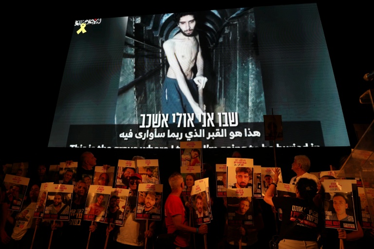 Des manifestants rassemblés devant le portrait de l'otage israélien Evyatar David, à Tel-Aviv le 13 septembre 2025