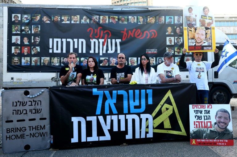 Des proches d'otages retenus à Gaza manifestent à Tel-Aviv, le 26 août 2025