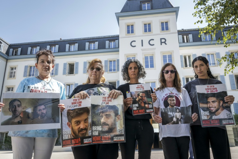 Des proches de Guy Gilboa-Dalal, David et Ariel Cunio, Nimrod Cohen et Evyatar David rassemblés devant le siège du CICR à Genève, le 12 août 2025