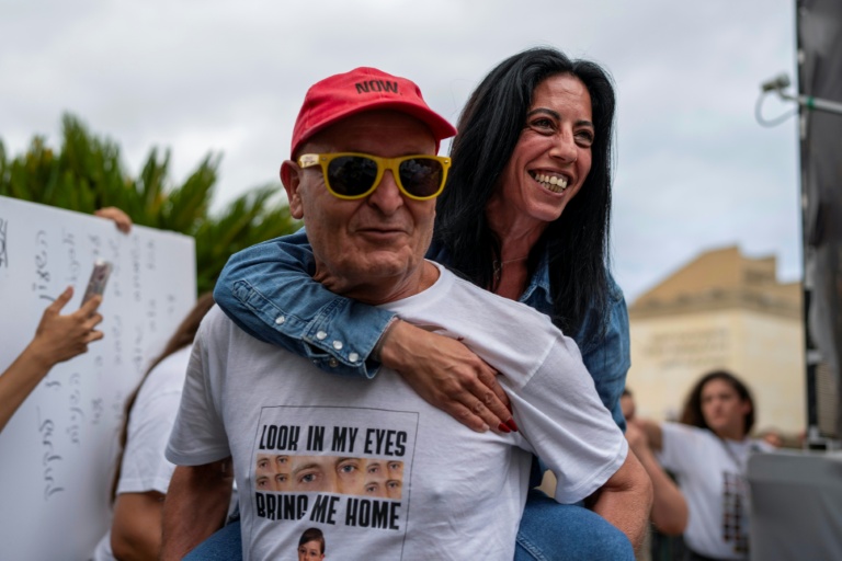 Einav Zangauker, la mère de Matan Zangauker, laisse exploser sa joie après l'annonce d'un accord de cessez-le-feu à Gaza, à Tel-Aviv le 9 octobre 2025