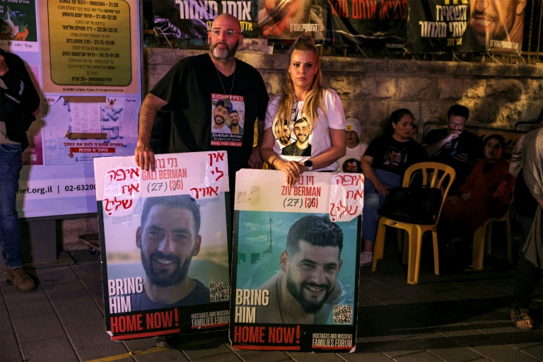 Portraits de Gali et Ziv Berman portés pendant une manifestation de proches d'otages israéliens, à Jérusalem le 4 octobre 2025