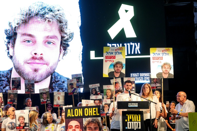 Ronen Ohel, le frère d'Alon Ohel, s'adressent à des proches d'otages pendant manifestation à Tel-Aviv le 27 septembre 2025