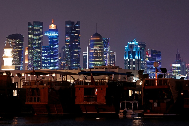 Des gratte-ciel illuminés le long de la promenade de la Corniche à Doha, le 29 juin 2026