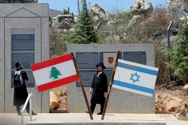 Des juifs ultra-orthodoxes visitent un mémorial dans le nord d'Israël à la frontière avec le Liban, le 1er juillet 2026