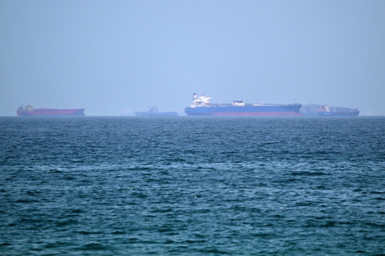 Des navires au large des Emirats arabes unis, dans le Golfe d'Oman, le 28 juin 2026