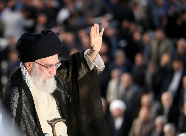 Photo diffusée par le bureau du Guide suprême iranien, l'ayatollah Ali Khamenei, le montrant en train de saluer la foule à Téhéran le 4 juin 2018 