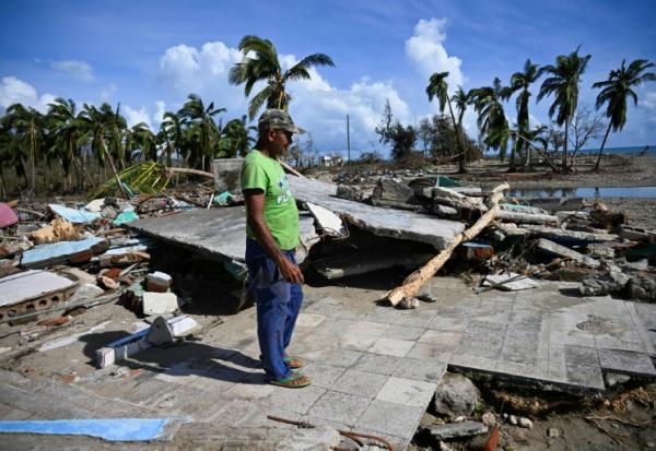 Un homme se tient au milieu des décombres d'une maison endommagée après le passage de l'ouragan Melissa dans le village de Boca de Dos Rios, province de Santiago de Cuba, Cuba, le 30 octobre 2025