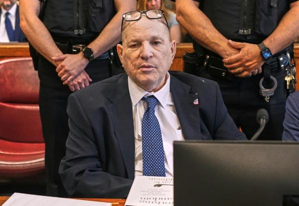 L'ancien producteur de cinéma américain Harvey Weinstein comparaît devant la Cour suprême pénale de l'État de New York, à Manhattan, le 21 avril 2026