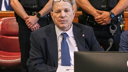 L'ancien producteur de cinéma américain Harvey Weinstein comparaît devant la Cour suprême pénale de l'État de New York, à Manhattan, le 21 avril 2026