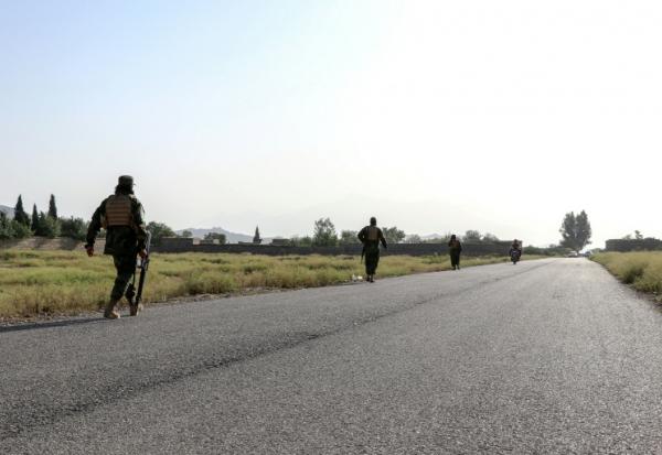 Des membres des forces de sécurité talibanes patrouillent dans la province de Khost , près de la frontière entre l'Afghanistan et le Pakistan, après des affrontements qui ont coûté la vie à 58 soldats pakistanais, selon Kaboul, le 12 octobre 2025