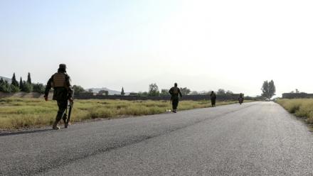 Des membres des forces de sécurité talibanes patrouillent dans la province de Khost , près de la frontière entre l'Afghanistan et le Pakistan, après des affrontements qui ont coûté la vie à 58 soldats pakistanais, selon Kaboul, le 12 octobre 2025
