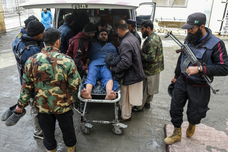 Un blessé arrive à l'hôpital après une attaque à Quetta, dans la province pakistanaise du Baloutchistan, le 31 janvier 2026