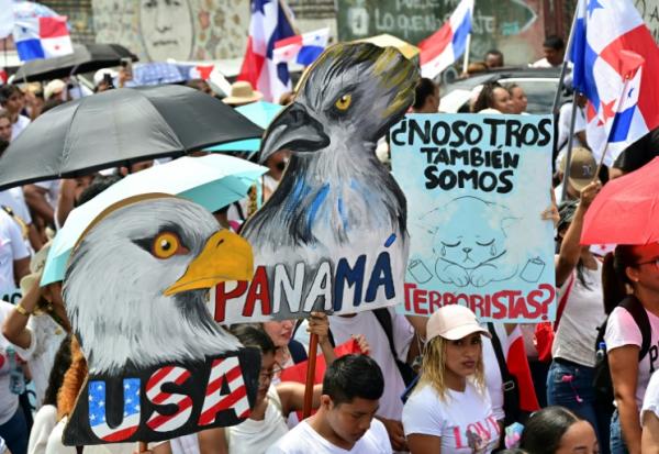 Des milliers de Panaméens défilent contre le renforcement de la présence militaire américaine autour du canal interocéanique, le projet de réouverture d'une mine à ciel ouvert et la récente réforme de la sécurité sociale, le 6 mai 2025 à Panama