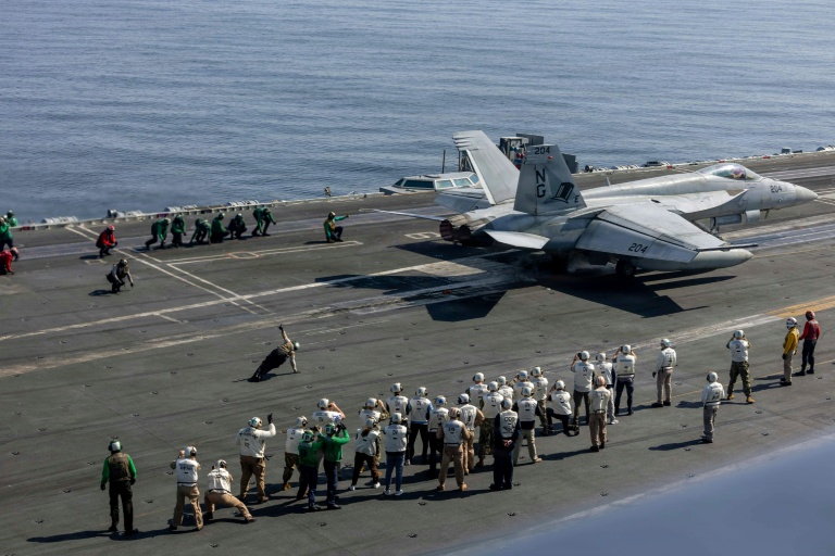 Photo diffusée par l'US Navy, le 8 février 2026, montrant des observateurs, dont les négociateurs américains en chef Steve Witkoff et Jared Kushner, lors d'opérations aériennes sur le pont d'envol du porte-avions de classe Nimitz USS Abraham Lincoln (CVN 72) en mer d'Arabie, le 7 février 2026