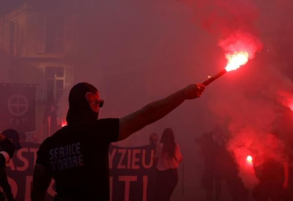 Des membres du groupe d'ultradroite "Comité du 9 mai" lors d'une manifestation, le 10 mai 2025 à Paris