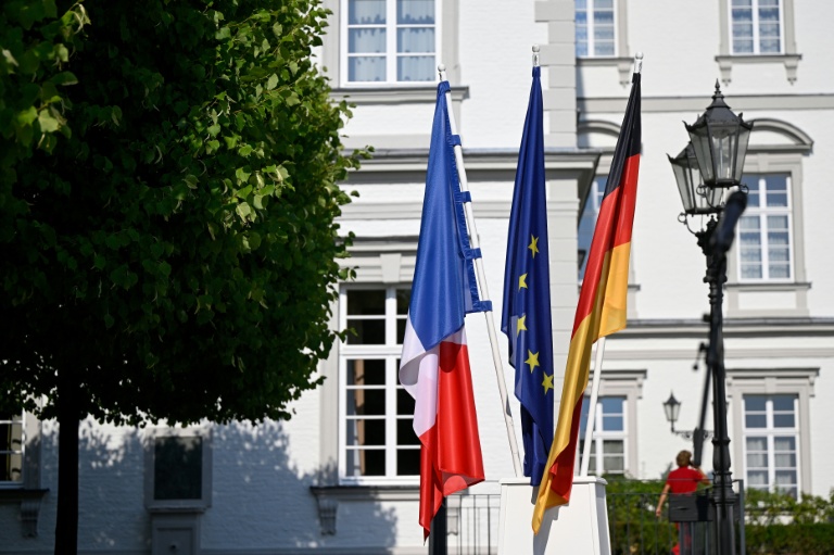 Les drapeaux français, européen et allemand déployés avant la rencontre entre le chancelier allemand Friedrich Merz et le président français Emmanuel Macron à Brühl, dans l'ouest de l'Allemagne, le 16 juillet 2026,