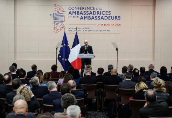 Le chef de la diplomatie française Jean-Noël Barrot s'exprime devant les ambassadeurs français le 9 janvier 2026 à Paris