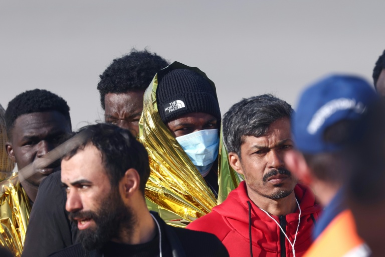 Des équipes de secours prennent en charge des migrants après qu'une tentative de traversée illégale de la Manche a tourné au drame, à Equihen-Plage, le 9 avril 2026 dans le Pas-de-Calais