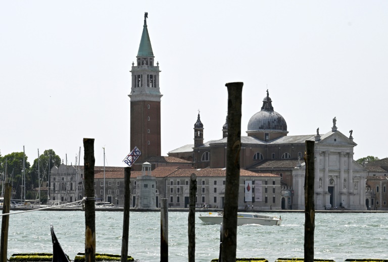 Une bannière avec le nom de Jeff Bezos barré d'une croix rouge est retirée, le 12 juin 2025 ,
du clocher de San Giorgio Maggiore, une petite île faisant partie de Venise, où le milliardaire doit se marier à la fin du mois de juin